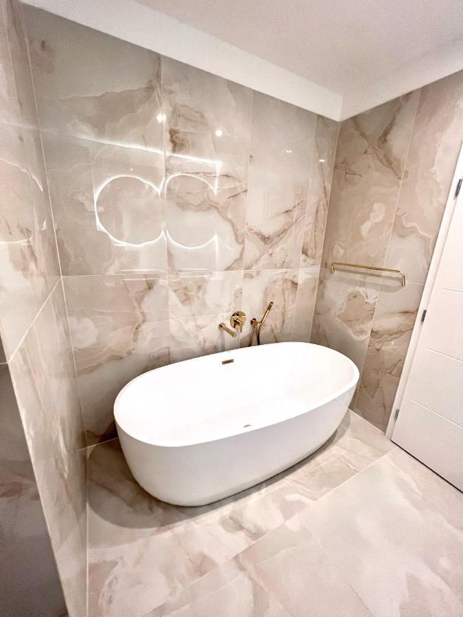 Stylish 3 Bedroom Apartment In The Hearth Of City Center With History Bratislava Exteriér fotografie