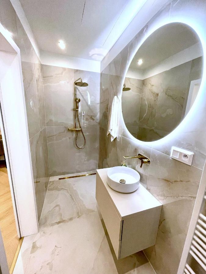 Stylish 3 Bedroom Apartment In The Hearth Of City Center With History Bratislava Exteriér fotografie
