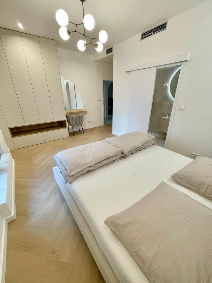 Stylish 3 Bedroom Apartment In The Hearth Of City Center With History Bratislava Exteriér fotografie